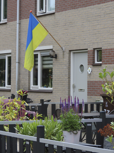 902357 Afbeelding van een Oekraïense vlag, uitgehangen bij de woning Noorderbreedte 36 te De Meern (gemeente Utrecht), ...